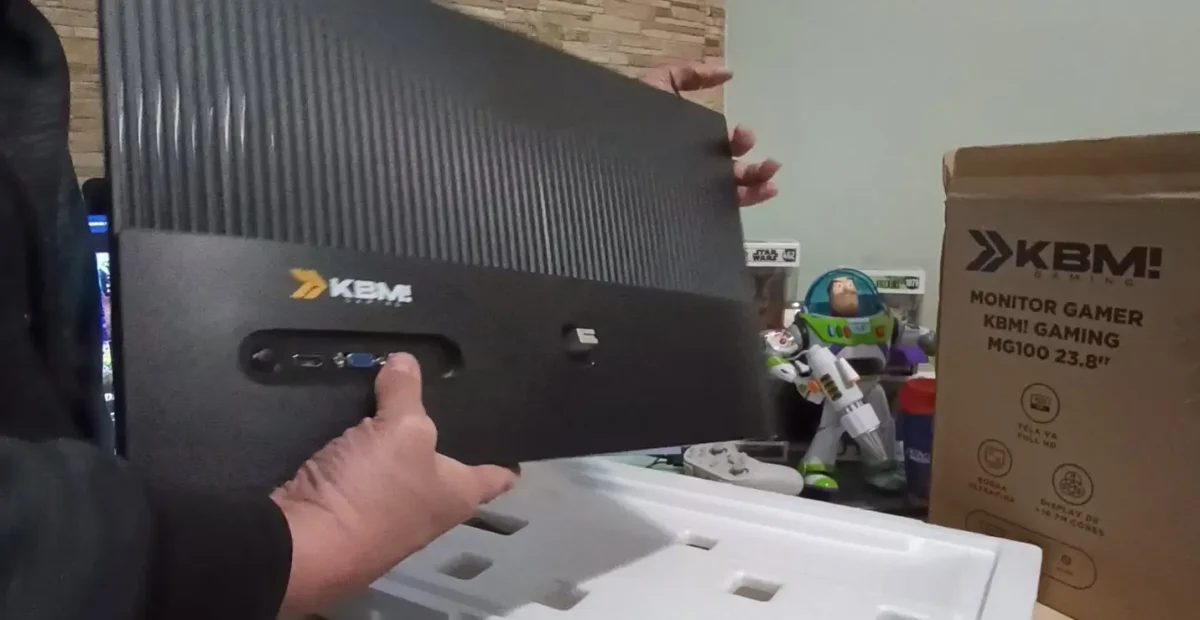 monitor gamer kbm gaming mg100 24 unboxing imagem 003