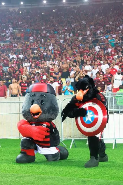 Mascotes do flamengo com o escudo do capitão américa e a mão do hulk