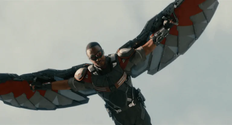 Falcão: Anthony Mackie posa com seu action figure